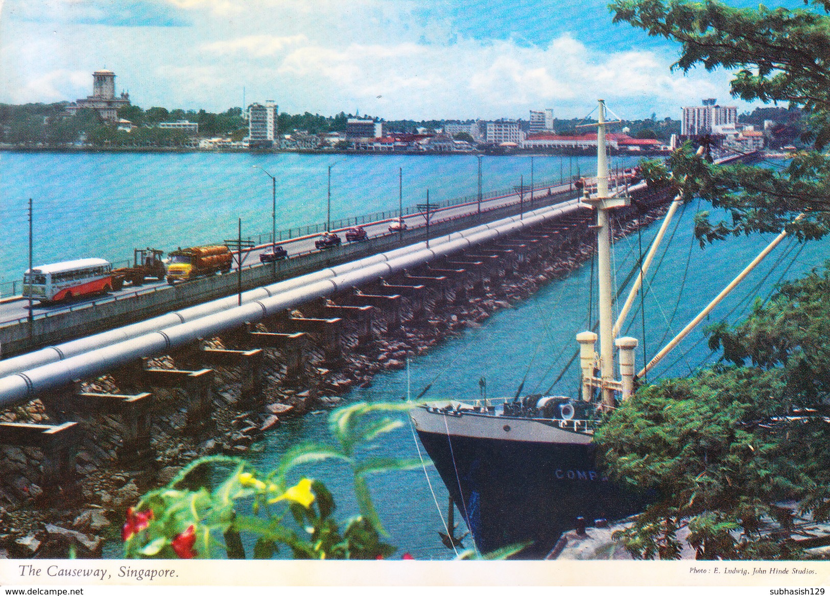 SINGAPORE - COLOUR PICTURE POST CARD - JOHN HINDE LIMITED - THE CAUSEWAY, THE LINK BETWEEN SINGAPORE AND MALAYSIA - Singapore