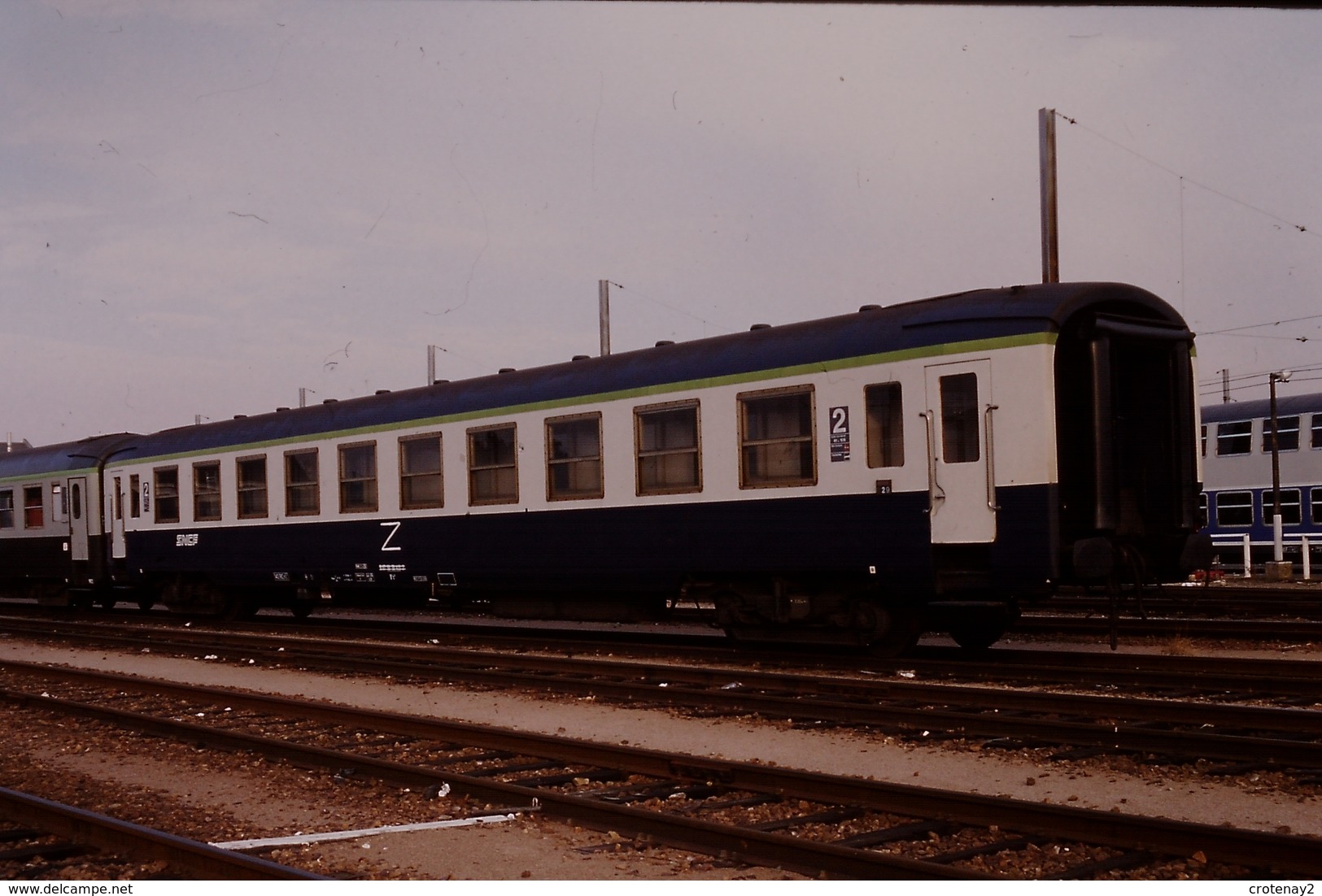 Photo Diapo Diapositive Slide Train Wagon Voiture Voyageurs Classée Z Au Dépôt De VSG Le 31/10/1997 VOIR ZOOM - Diapositives (slides)