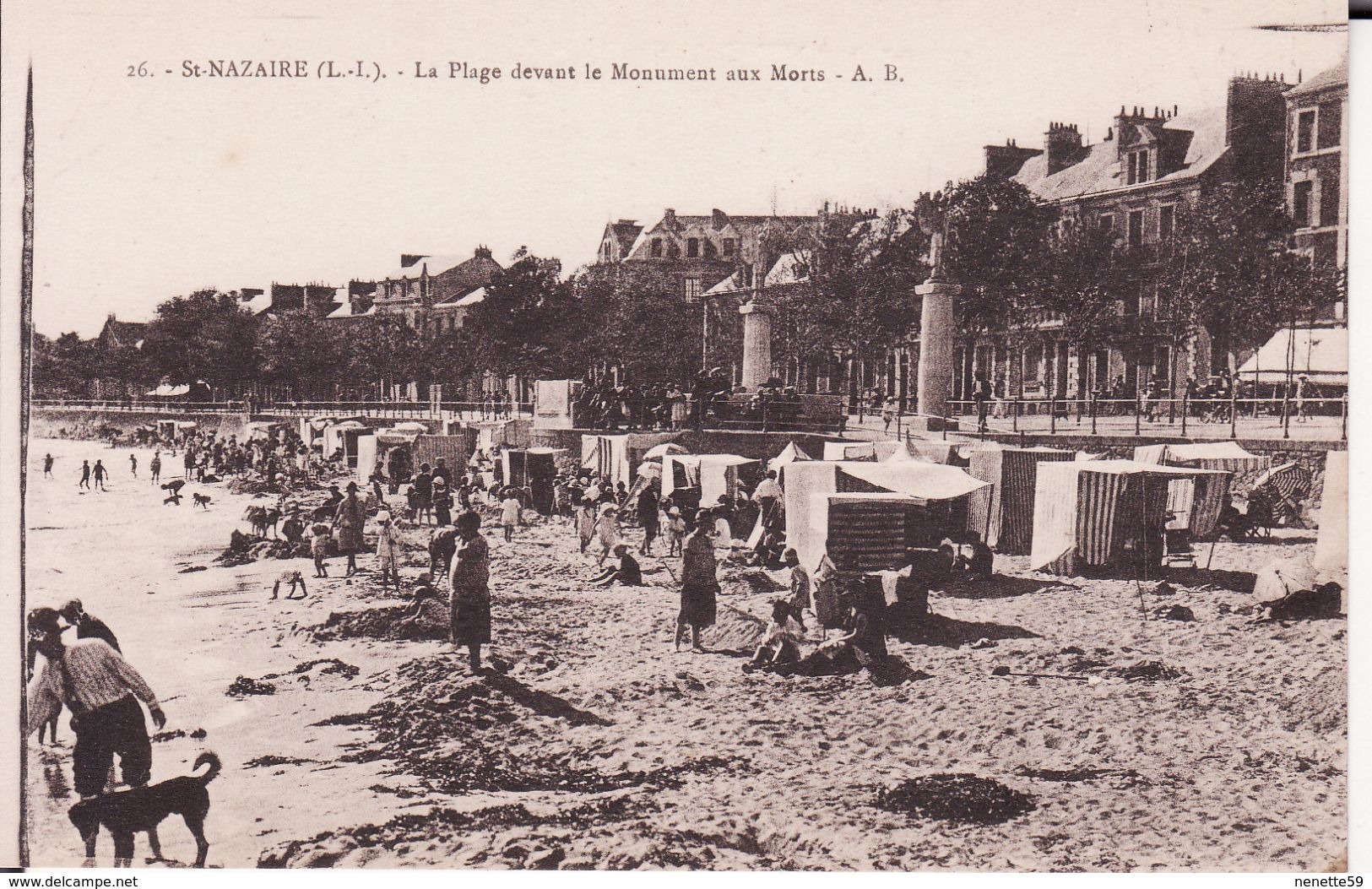 44 SAINT NAZAIRE -- La Plage Animée Devant Le Monument Aux Morts - Saint Nazaire