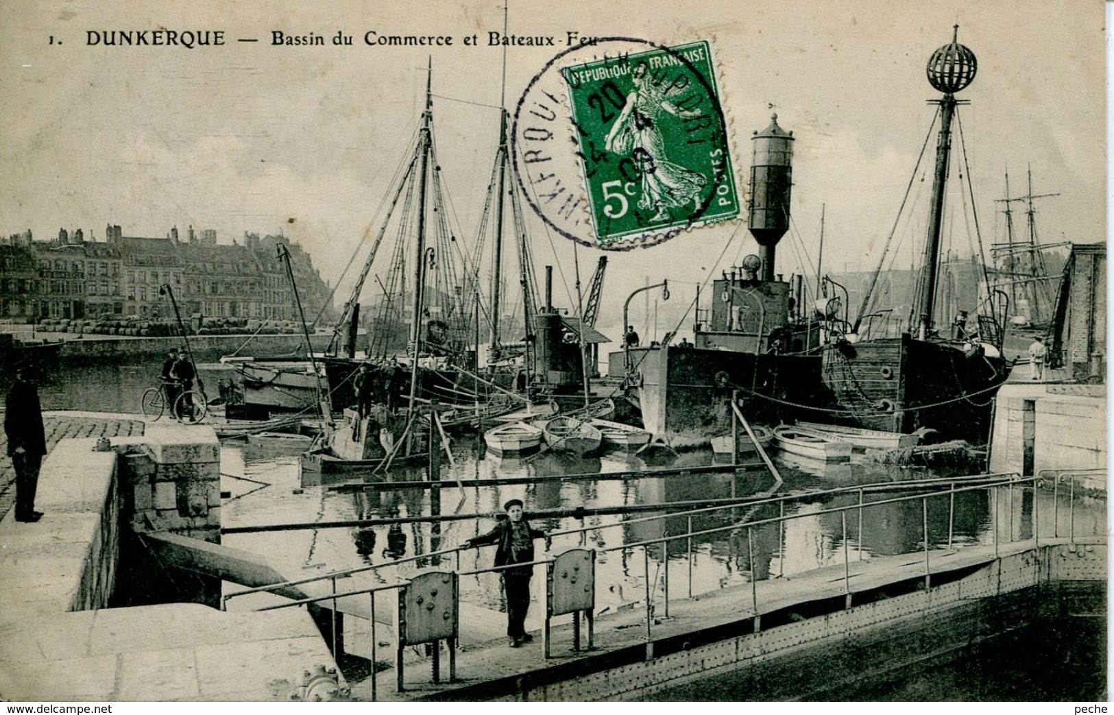 N°55141 -cpa Dunkerque -bassin Du Commerce Bateaux Feu- - Commerce
