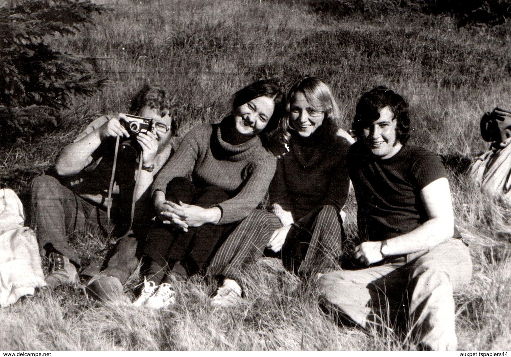 Photo Originale Photographe Amateur Et Bande De Copains Dans Les Années 1970 - Hippie & Insouciance ! - Personnes Anonymes