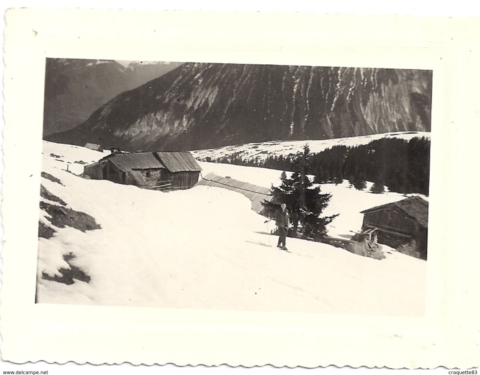 COURCHEVEL  Vue Sur Le Village, Femme à Skis  17 AVRIL 1952 8X10,5cm - Lieux