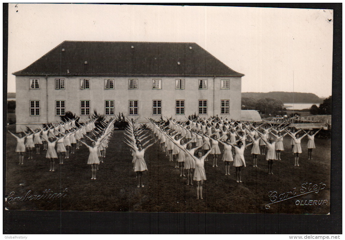 DD1946 DENMARK OLLERUP GYMNASTIK HIGH SCHOOL GIRLS IN GARDEN   RPPC - Danemark
