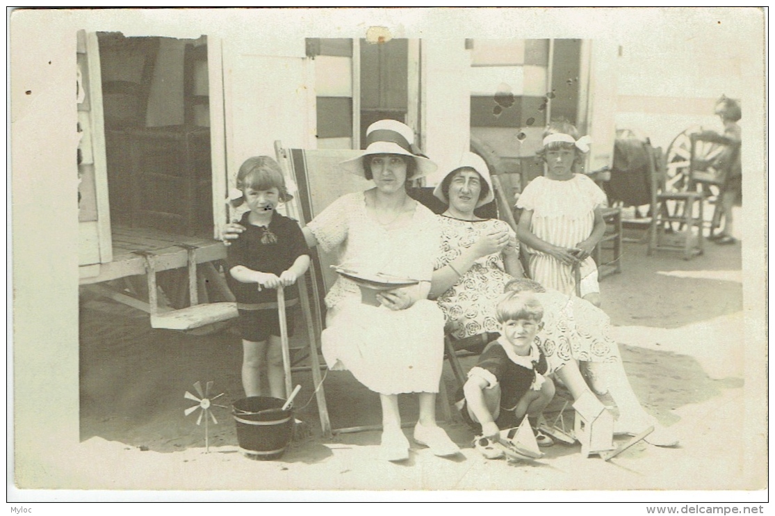 Carte Photo. Foto Ides Louwage-Kiecoms, Blankenberghe. Femmes &amp; Enfants Avec Jouets à La Plage. - Orte