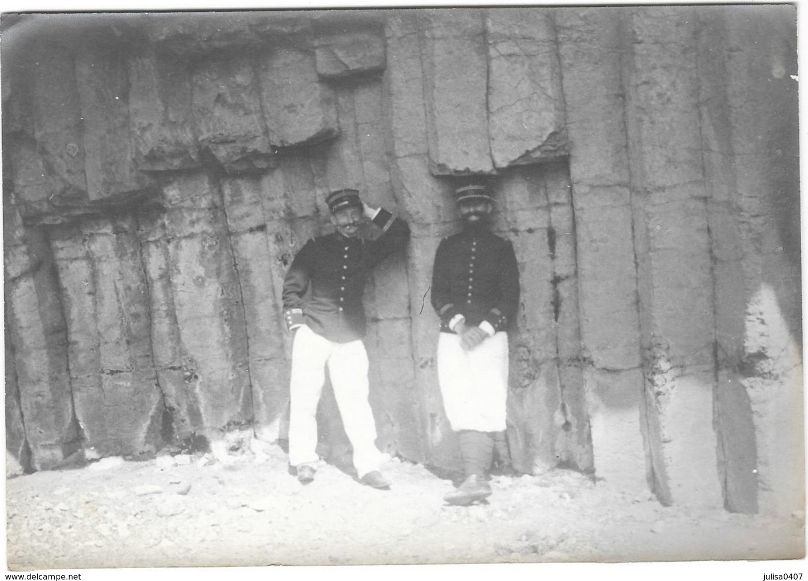 SAINT FLOUR (15) Ancienne Photographie Deux Militaires Sous Les Orgues Vers   1900-10 - Saint Flour