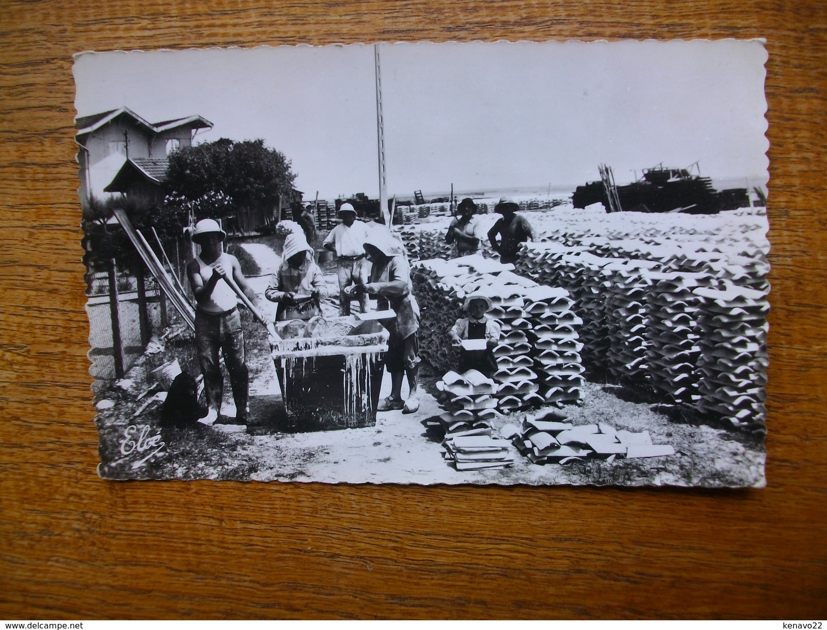 Bassin D'arcachon , Travaux Ostréicoles , Le Chaulage Des Tuiles Avant Leur Mise En Place Dans Les Collecteurs - Arcachon