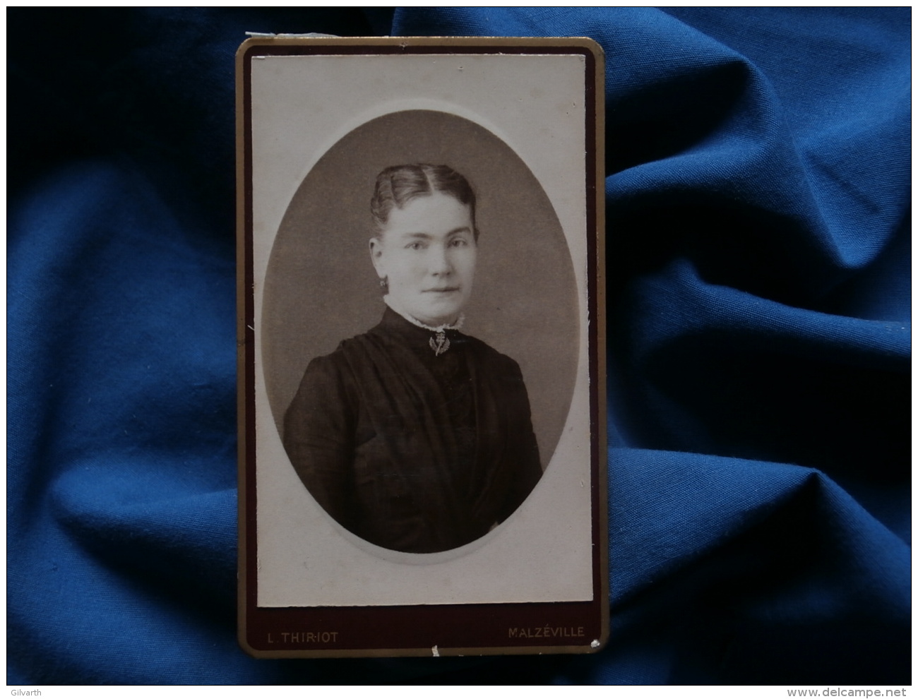 Photo  CDV L. Thiriot à Malzéville - Portrait Femme, Petite Croix De Lorraine Au Col, Circa 1885 L329 - Anciennes (Av. 1900)