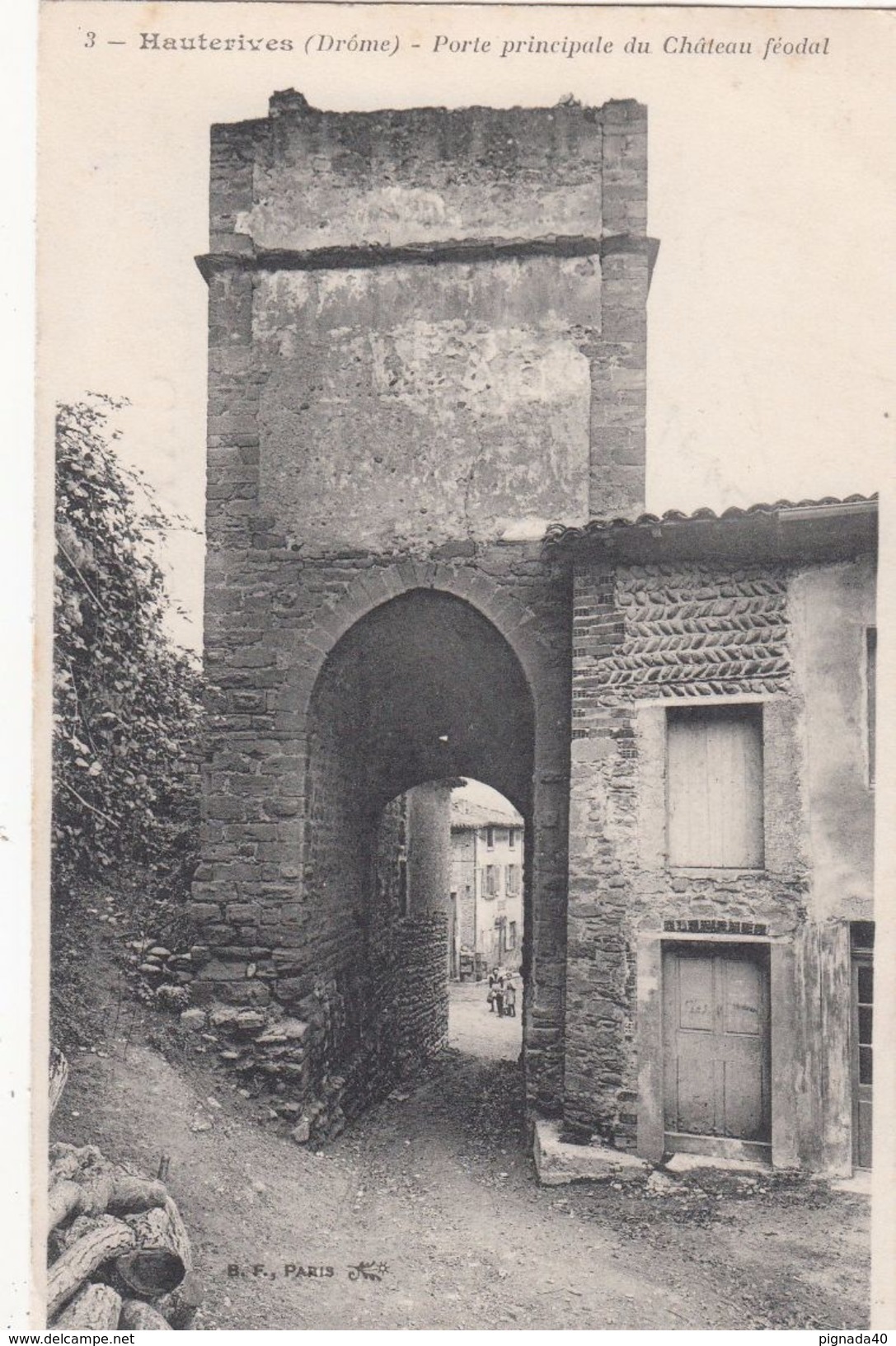 Cp , 26 , HAUTERIVES , Porte Principale Du Château Féodal - Hauterives