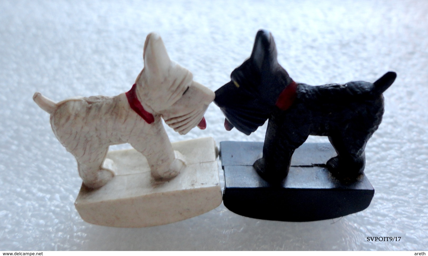 2 Figurines   - Les 2 Petits Chiens De Black & White Whisky - Aimantés - Dogs