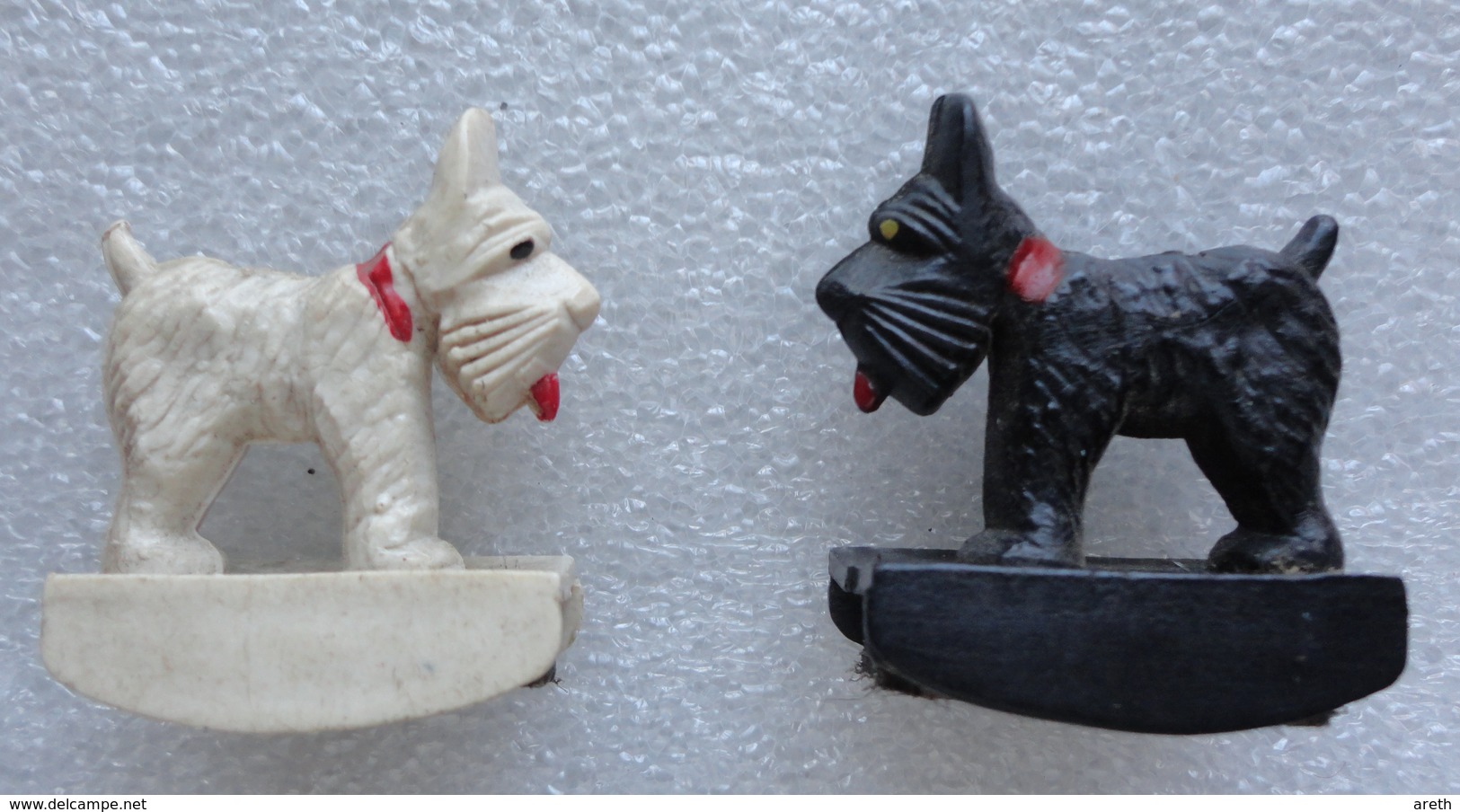 2 Figurines   - Les 2 Petits Chiens De Black & White Whisky - Aimantés - Dogs