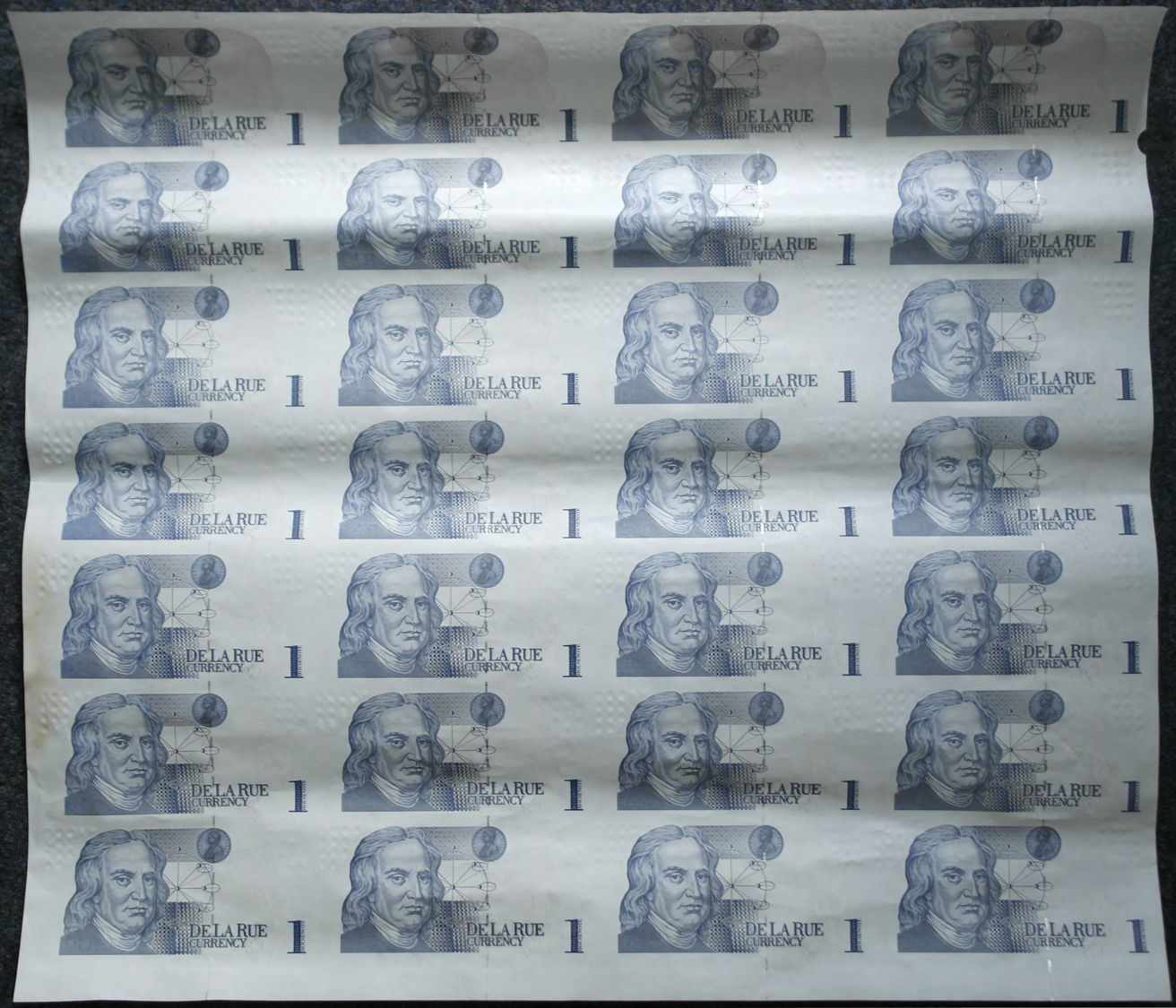 03537 Testbanknoten: Complete And Uncut Sheet Of 28 Test Notes DE LA RUE CURRENCY Portrait Newton, Without Underprint, F - Fictifs & Spécimens