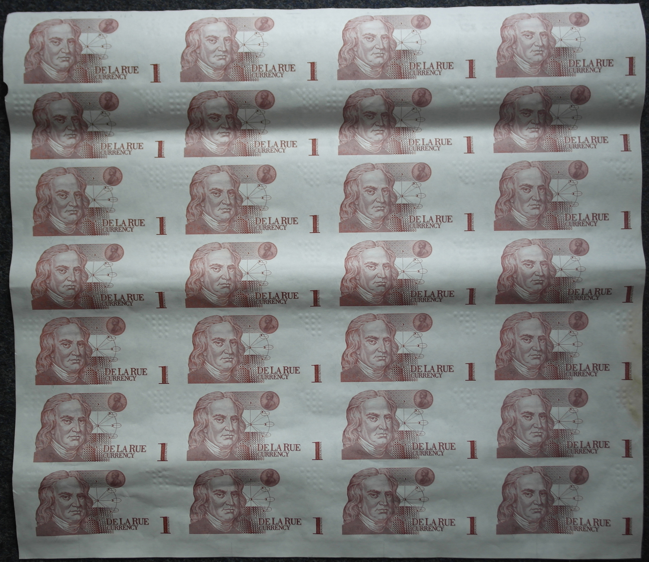 03537 Testbanknoten: Complete And Uncut Sheet Of 28 Test Notes DE LA RUE CURRENCY Portrait Newton, Without Underprint, F - Fictifs & Spécimens