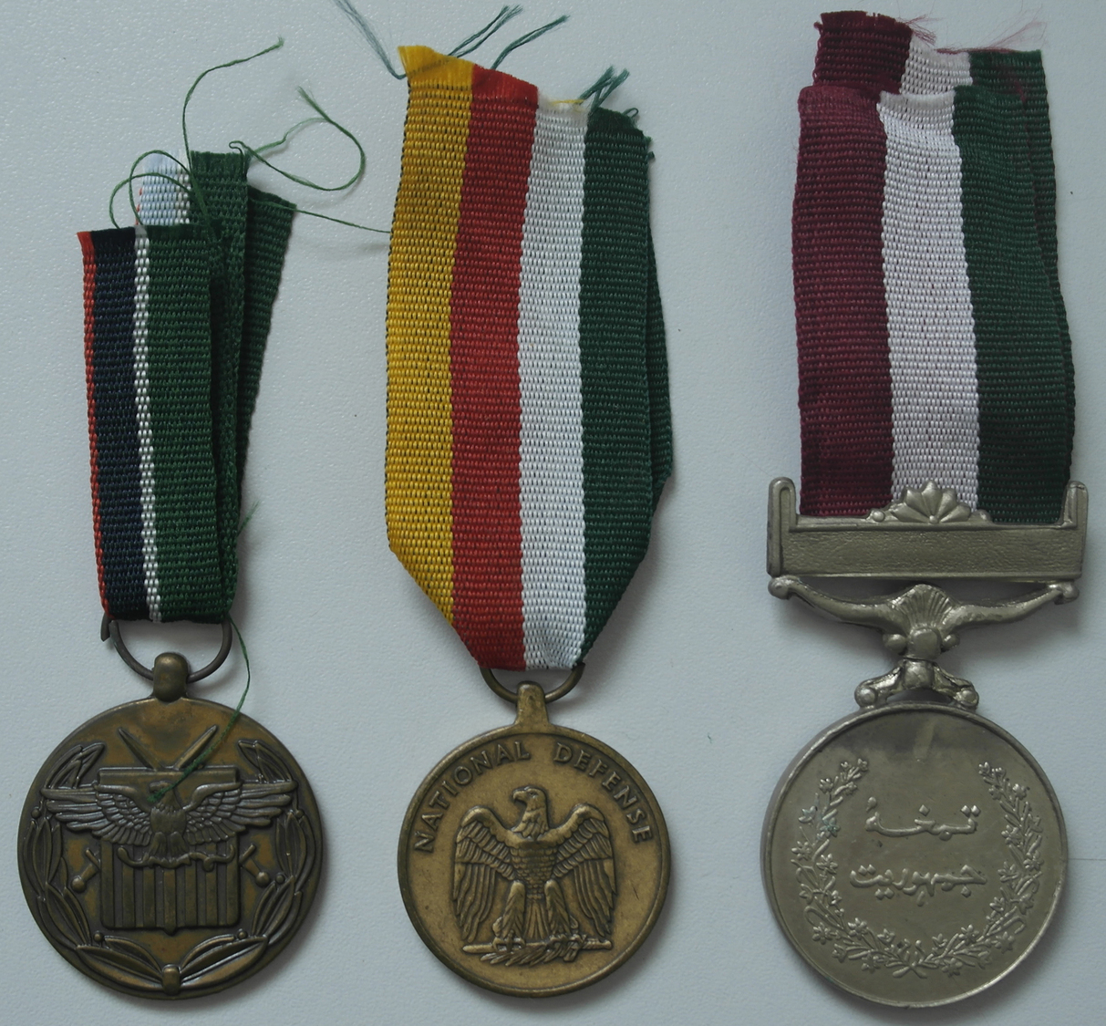 05809 Medaillen Alle Welt: Großes Lot Von Ca. 2000 Medaillen/Ehrenzeichen Aus USA Und Pakistan, Mit Spangen, Alle Am Ban - Non Classés