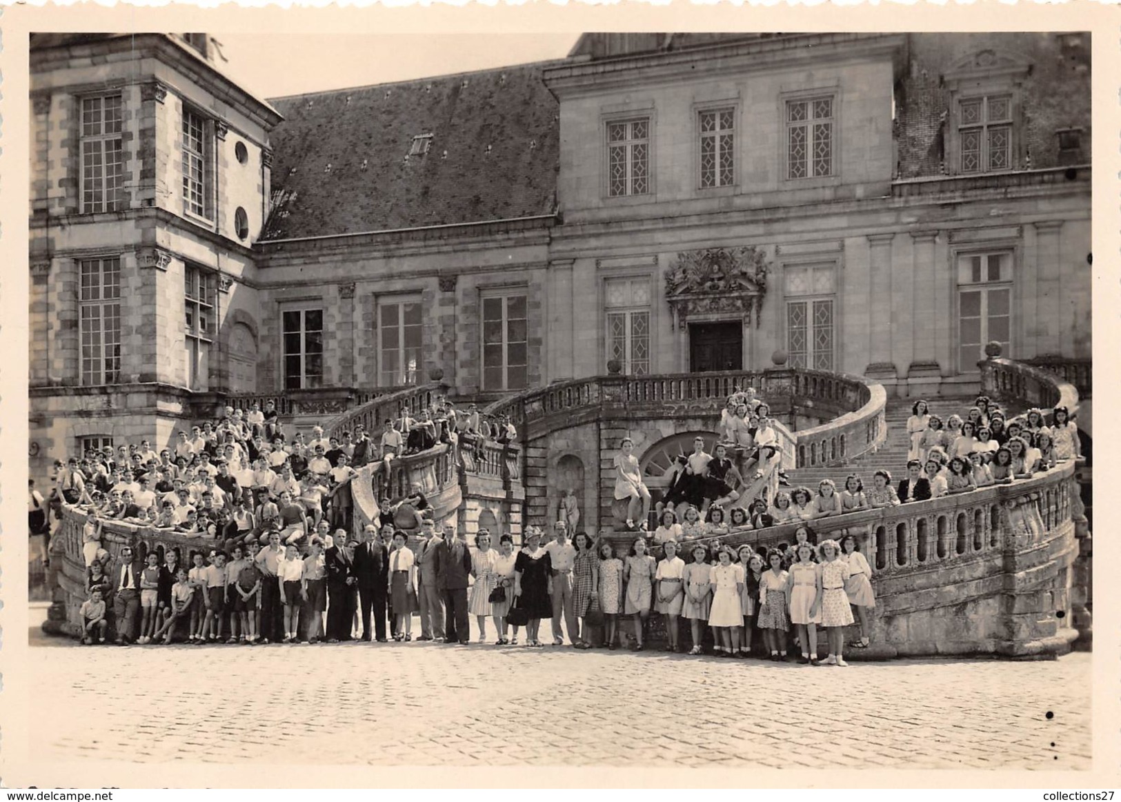 77-FONTAINEBLEAU  - PHOTO - DE GROUPE D'ENFANTS - DEVANT LE CHATEAU DE FONTAINEBLEAU - Trains