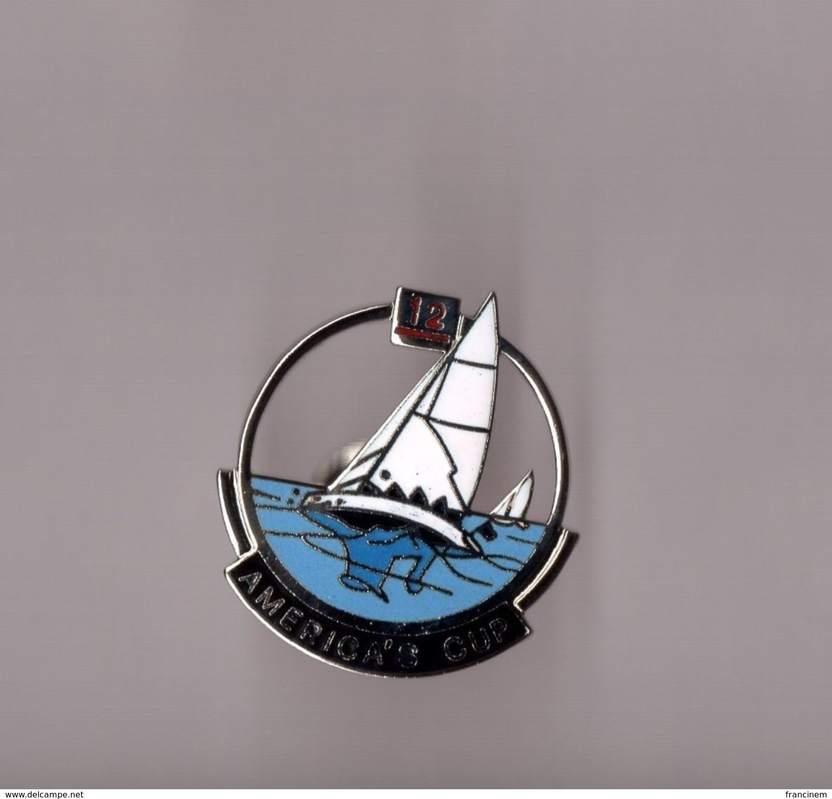 Pin's Voilier / America's Cup - 12 (argenté Signé Démons Et Merveilles) Hauteur: 3 Cm - Sailing, Yachting