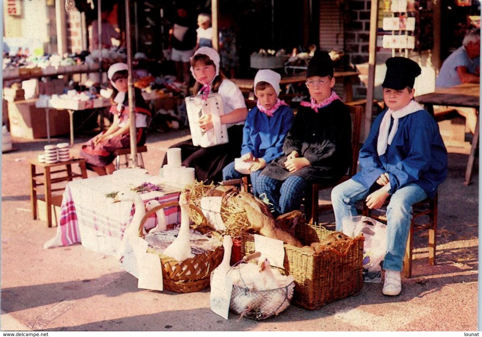 Marché Normand - Jeunes Normands, Vendeurs D'oies Et De Lapins - Street Merchants