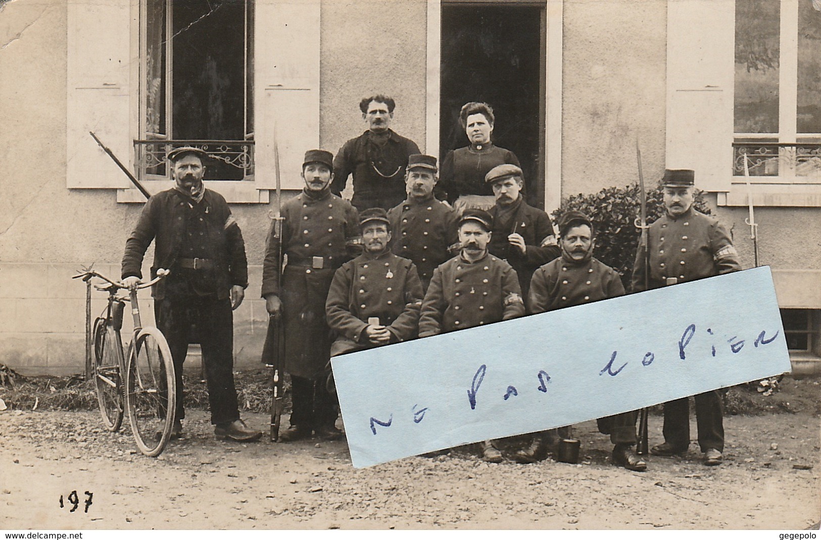 BEZONS - Groupe De Militaires Posant Devant La La Maison D'un Couple Et Le Facteur ??  ( Carte-photo ) - Bezons