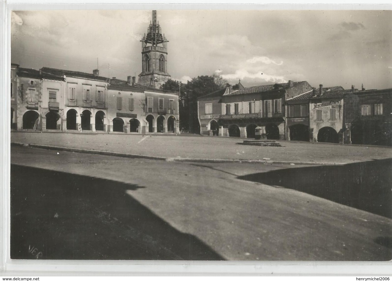 33 - Gironde - Sauveterre De Guyenne Un Coin De La Place De La République Ed Photo Van Rouleau - Other & Unclassified