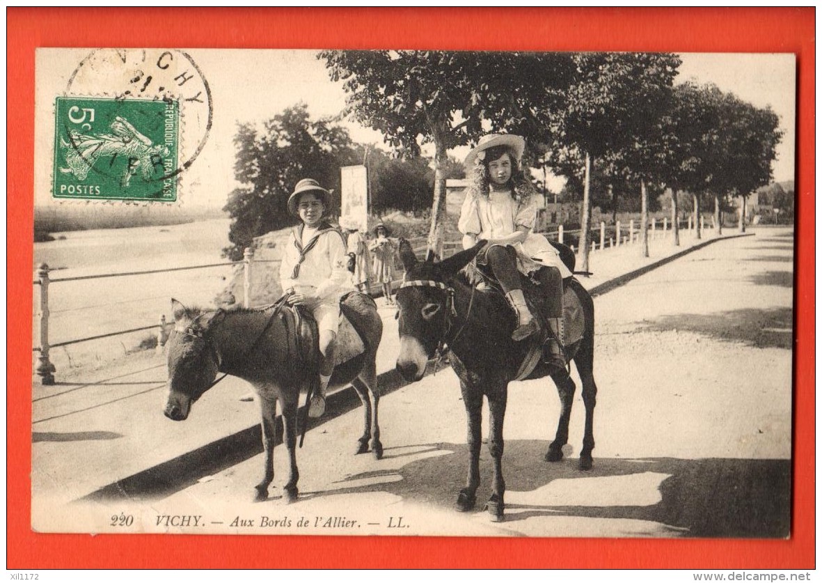 JA-20 Promenade à Dos D'âne Au Bord De L'Allier, Vichy, Enfants, ANIME. Cachet Frontal Petit Pli Inférieur Gauche - Vichy