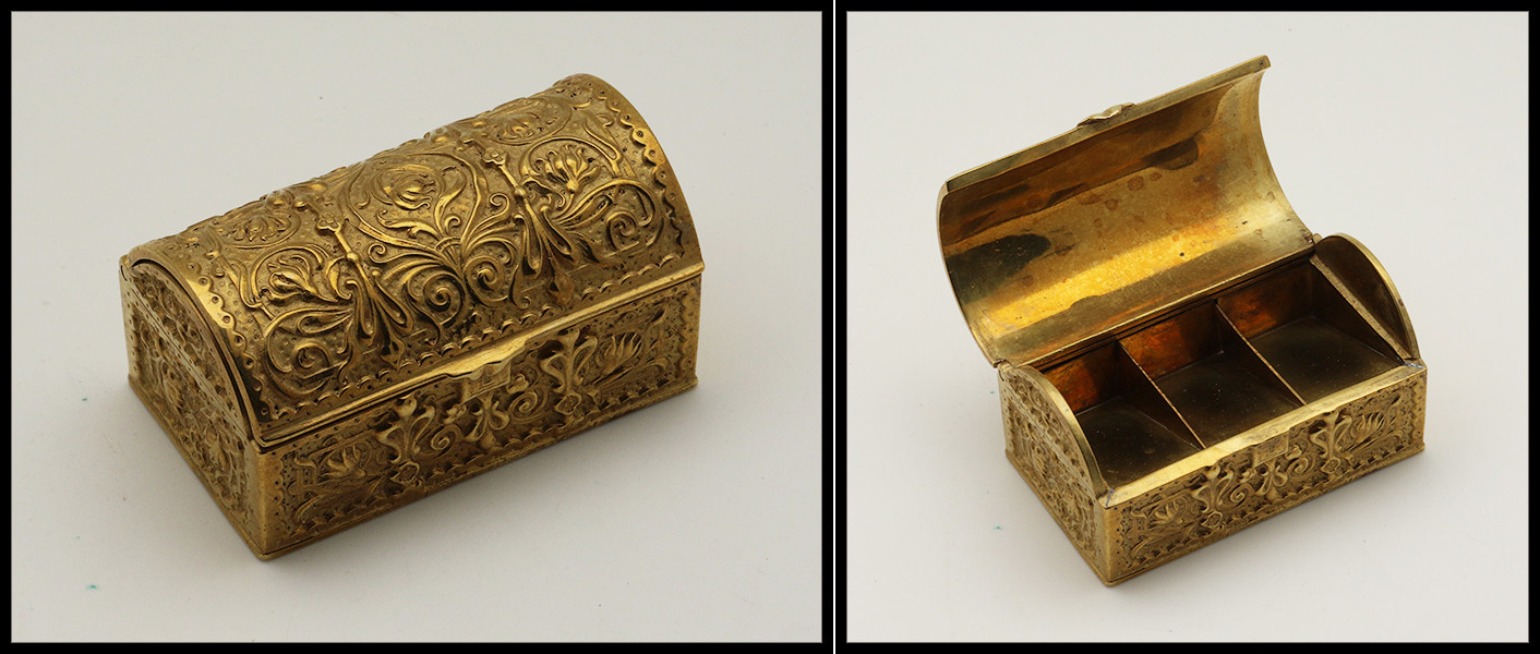 Boîte En Bronze Doré En Forme De Coffre, Fin Décor Sur L'ensemble, 3 Comp., 74x44x40mm. - TB - Stamp Boxes