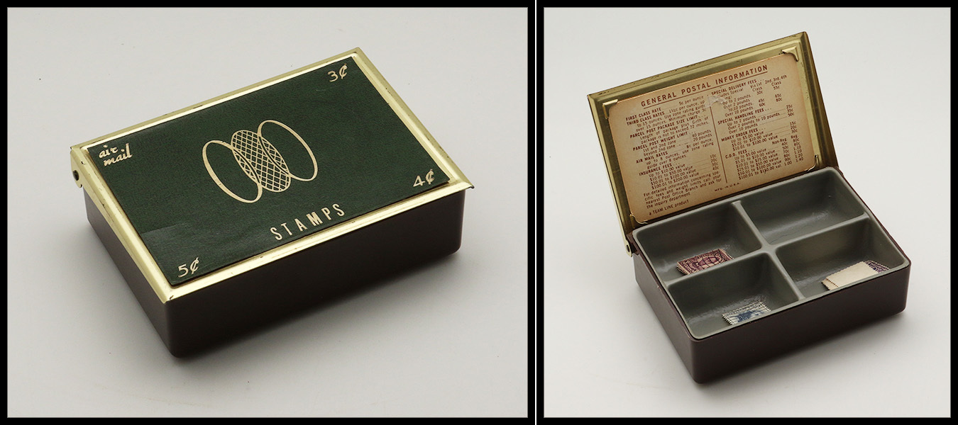 Boîte En Bakelite, Couvercle Métal Marqué "Air Mail Stamps", 4 Comp. Plastique Et Carton Des Tarifs Postaux US, 120x85x3 - Stamp Boxes