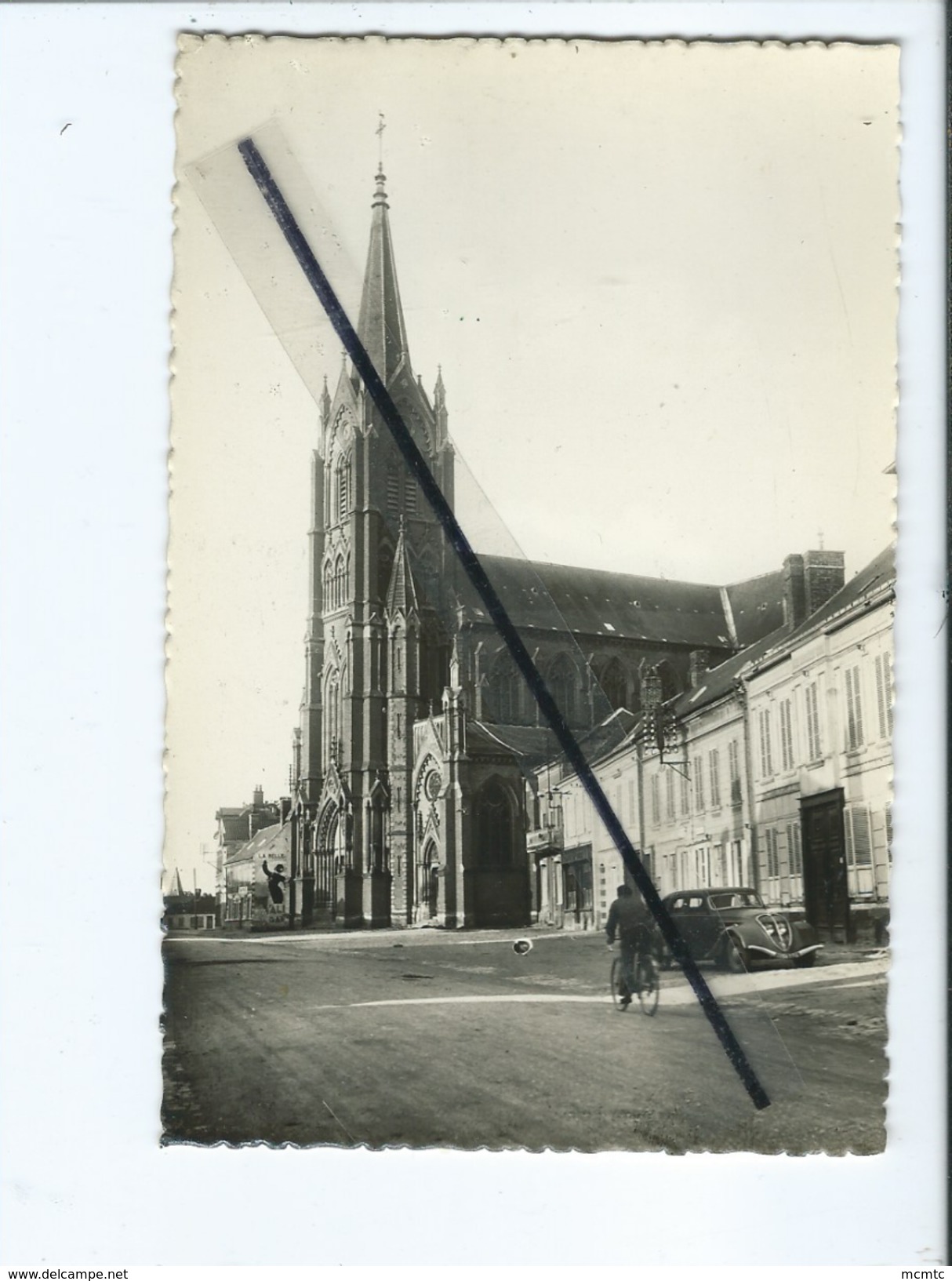 CPSM -   Vignacourt   -  (Somme) -  L'église - Auto , Voiture Peugeot 302 - 402 - Vignacourt