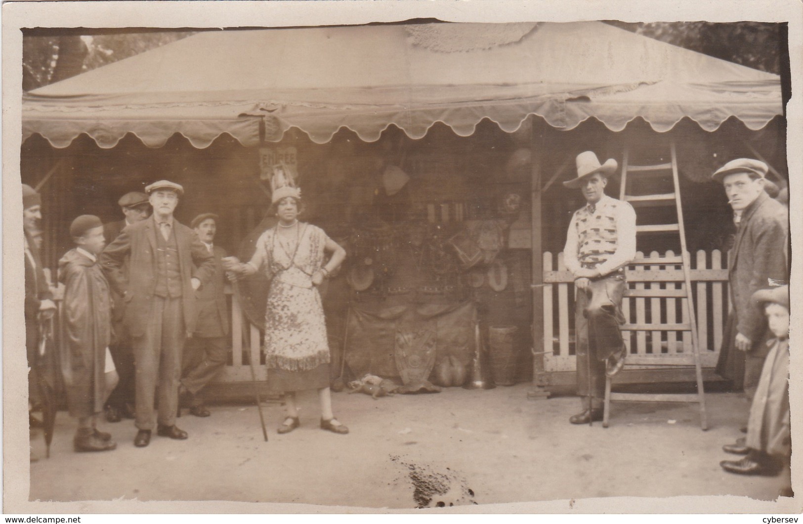 Fête Foraine - Carte Photo - Indienne Et Cow-boy Devant Leur Stand - RARE - Autres & Non Classés