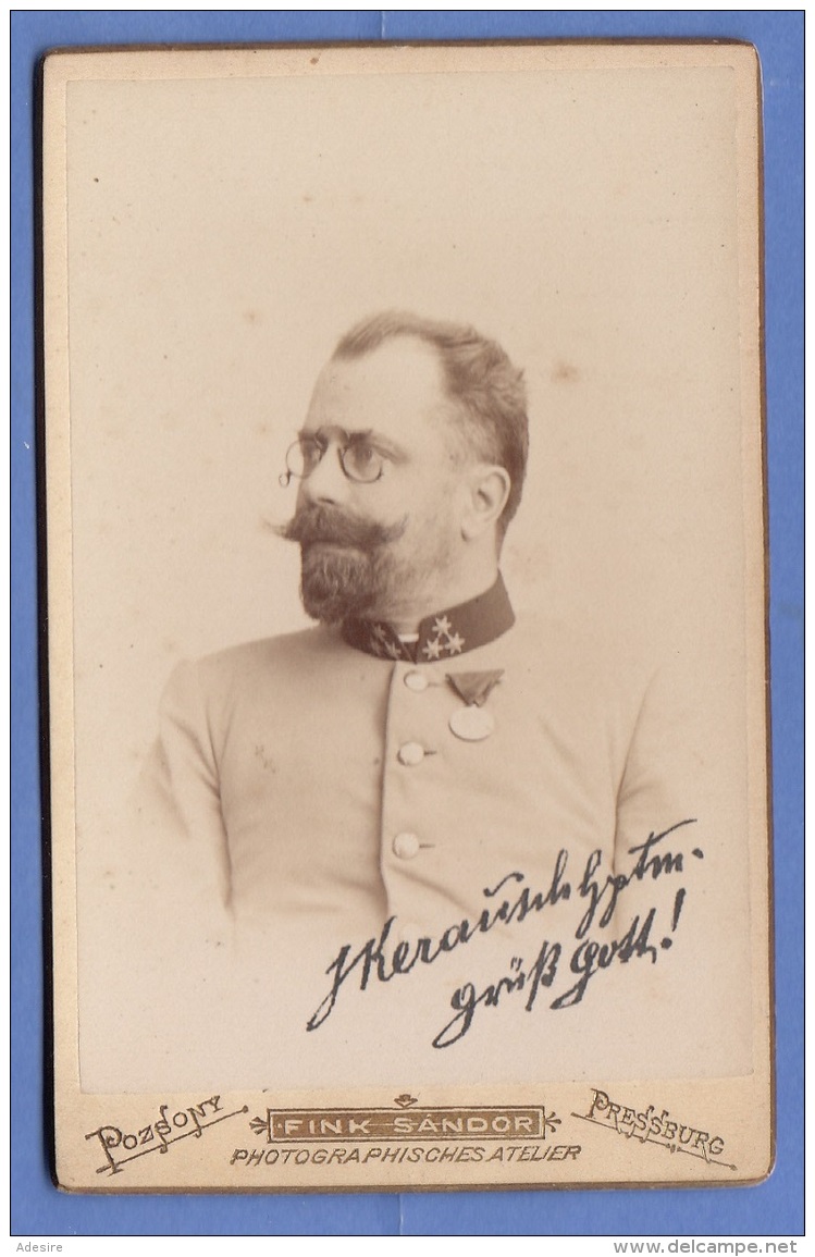 Foto HAUPTMANN IN SCHÖNER UNIFORM Mit Orden, Um 1900, Goldprägung, Atelier Fotograf Fink Sandor In Poszsony Pressburg - Krieg, Militär