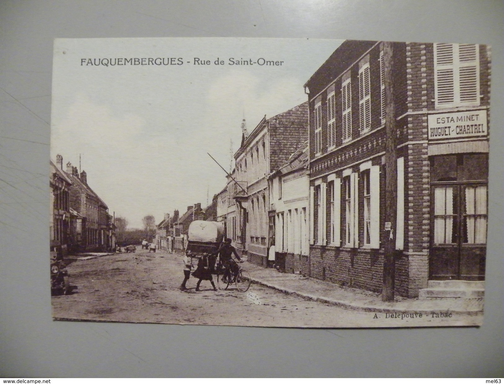 A440. CPA. 62. FAUQUEMBERGUES. Rue De Saint-Omer. Estaminet HUGUET-CHARTREL.  Beau Plan Animé . Ecrite - Fauquembergues