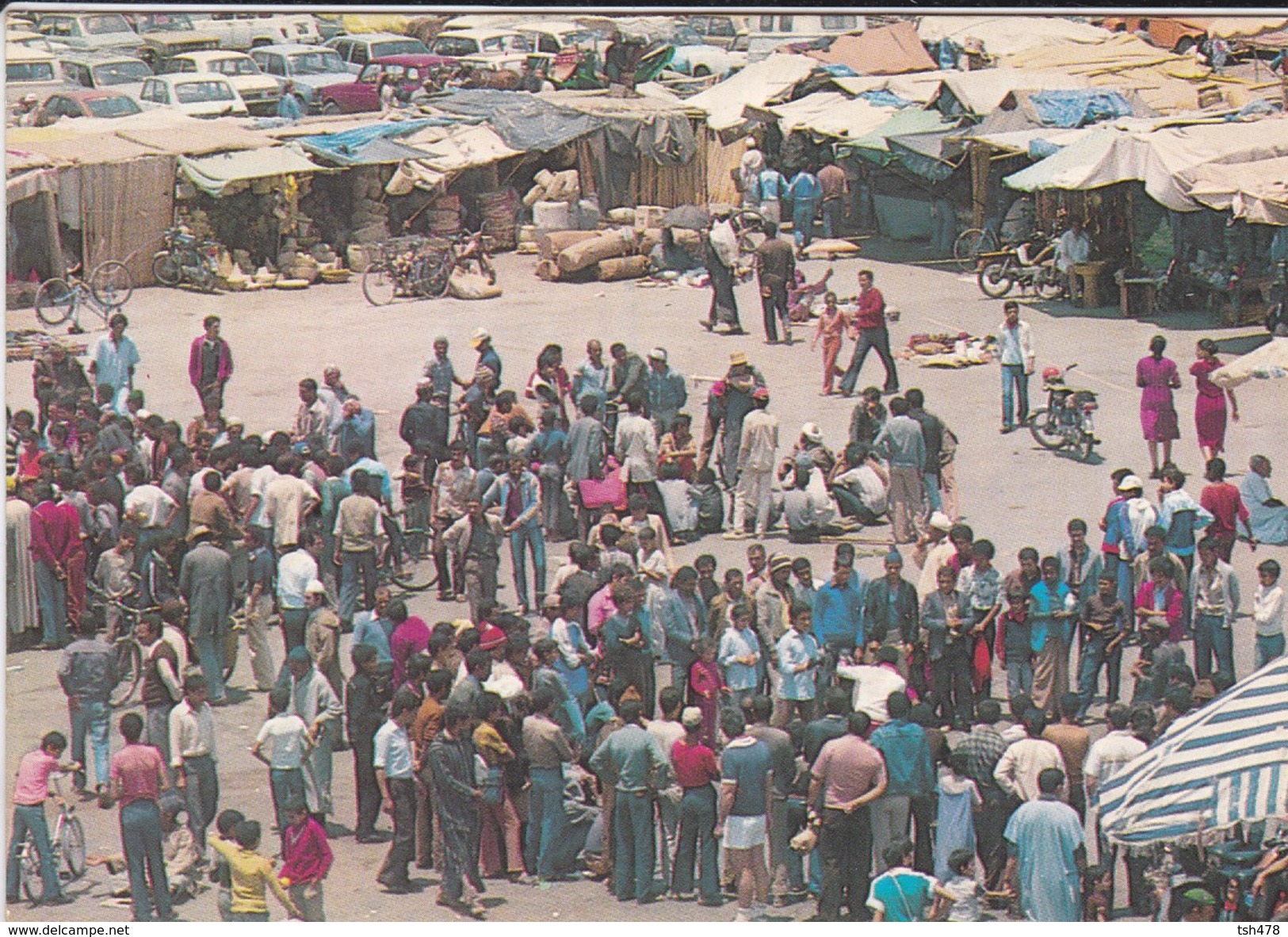 MAROC----MARRAKECH--place Jamaa El Fna--voir  2 Scans - Marrakech