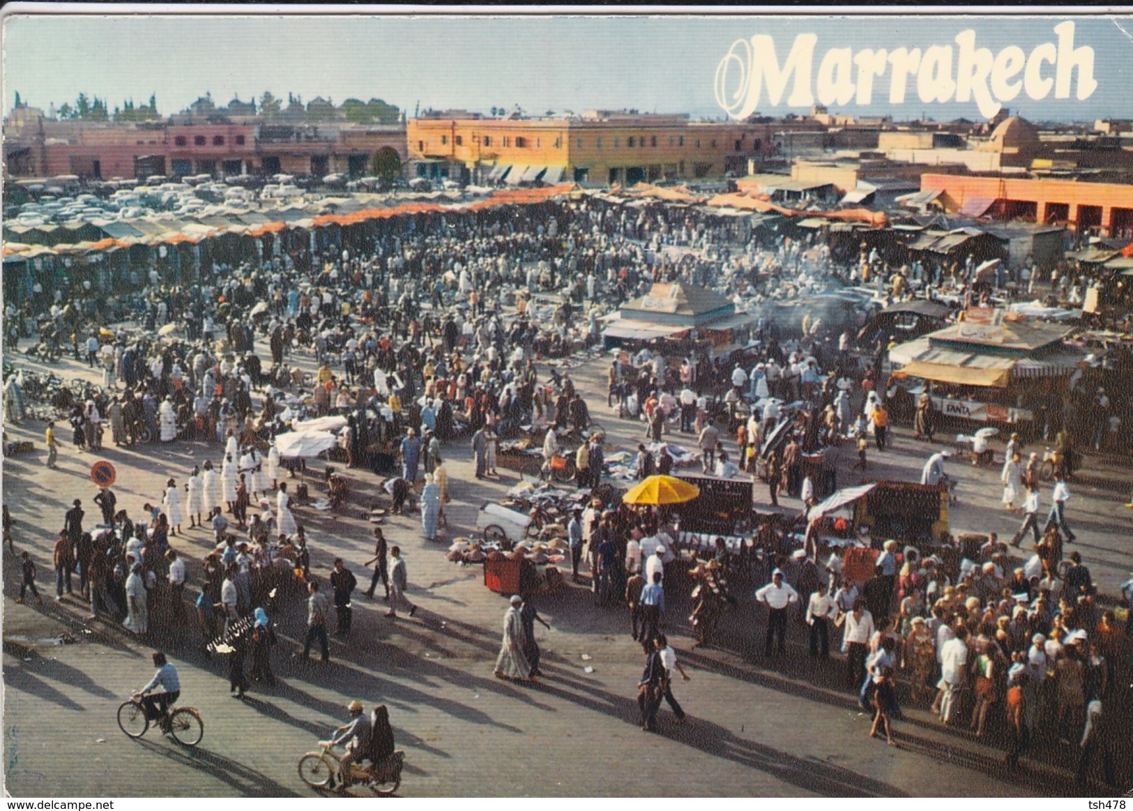 MAROC----MARRAKECH--place Djemaa El Fna---voir  2 Scans - Marrakech