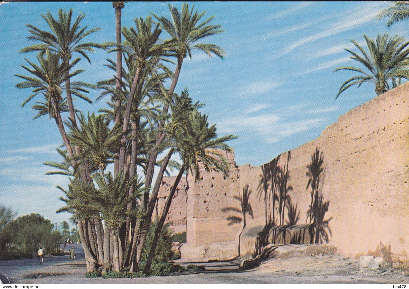 MAROC----MARRAKECH--le Long Des Remparts---voir  2 Scans - Marrakech