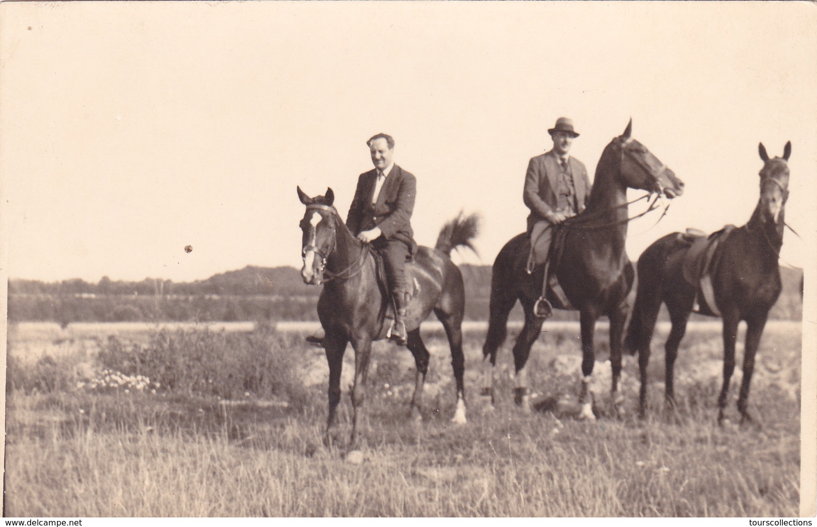 Lot De 4 CARTE PHOTO : 2 Amis En Promenade à Cheval Sur Les Bords Du Cher Ou De La Loire Près D'un Pont à Localiser - Negozi