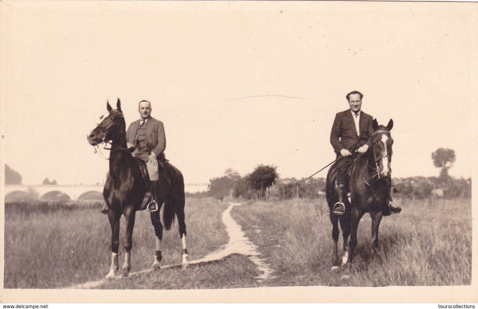 Lot de 4 CARTE PHOTO : 2 amis en promenade à cheval sur les bords du Cher ou de la Loire près d'un pont à localiser