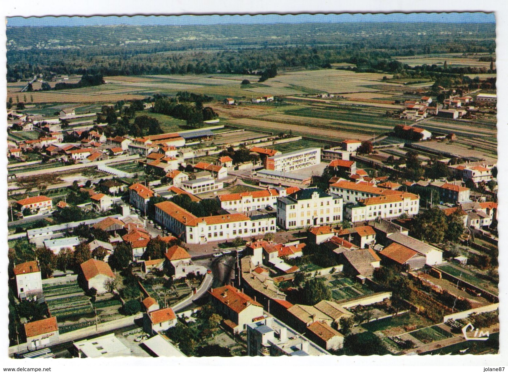 CPSM   69    VAULX EN VELIN    VUE AERIENNE RUE DE LA REPUBLIQUE  MAIRIE GROUPE SCOLAIRE  LA POSTE - Vaux-en-Velin