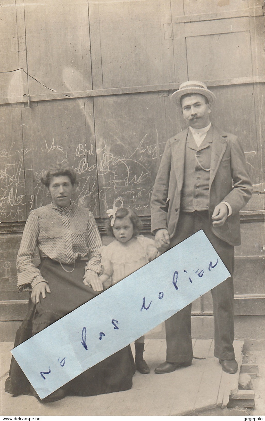 PARIS 12ème - Une Famille Posant  Devant Son Immeuble Avenue Ledru-Rollin ( Carte Photo ) - District 12