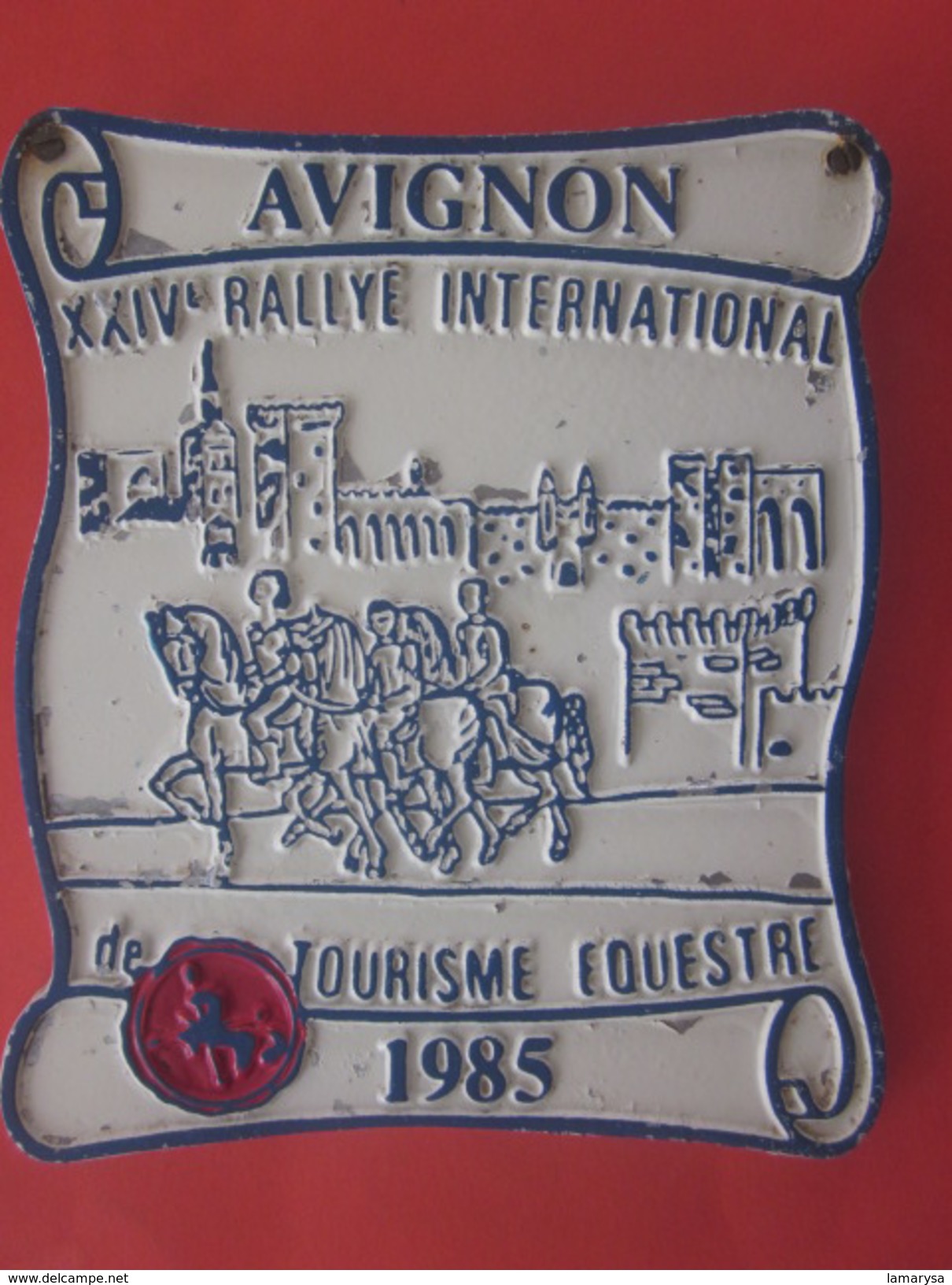 1985 AVIGNON XXIVé RALLYE INTERNATIONAL DE TOURISME Équestre Equitation Plaque Souvenir Commémorative En Fer - Hipismo