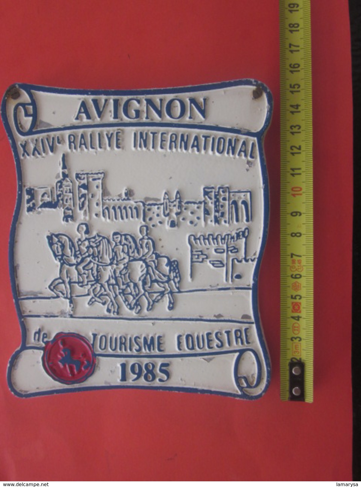 1985 AVIGNON XXIVé RALLYE INTERNATIONAL DE TOURISME Équestre Equitation Plaque Souvenir Commémorative En Fer - Ruitersport