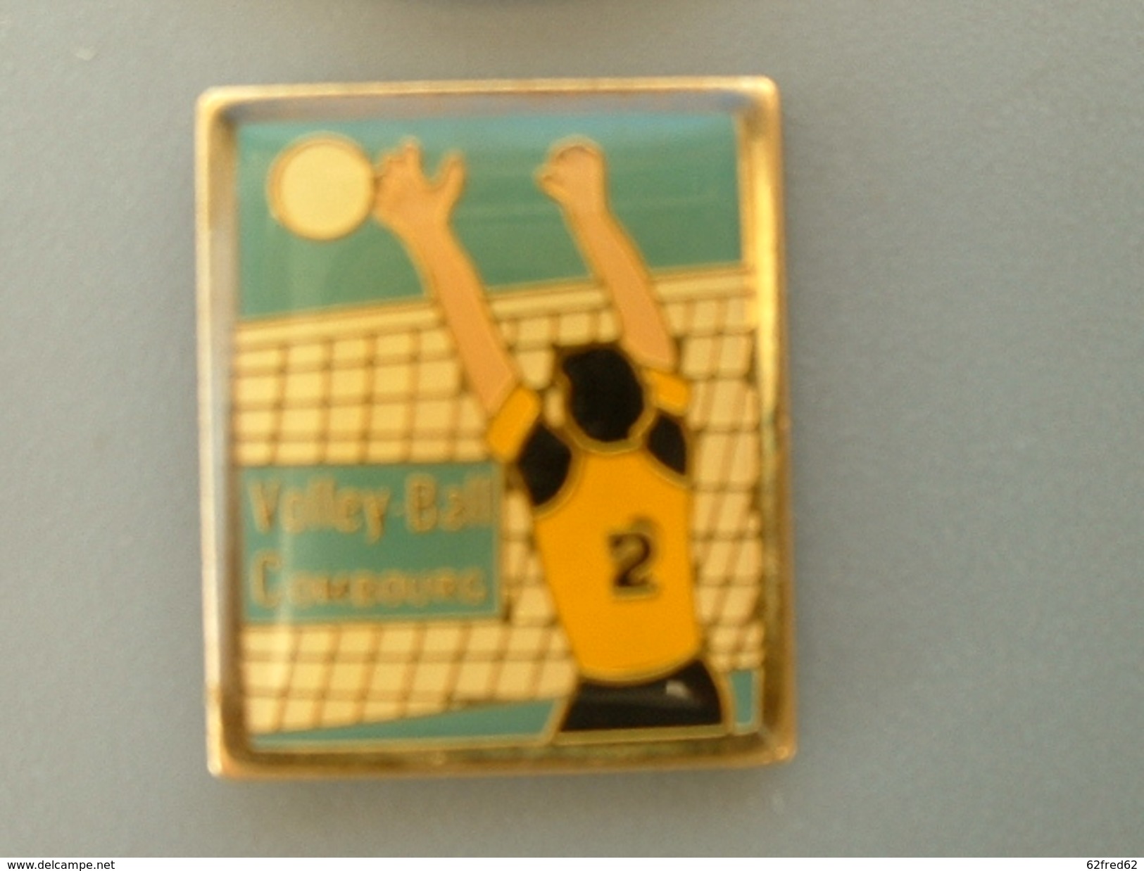 PIN´S  VOLLEYBALL - COMBOURG - Volleyball
