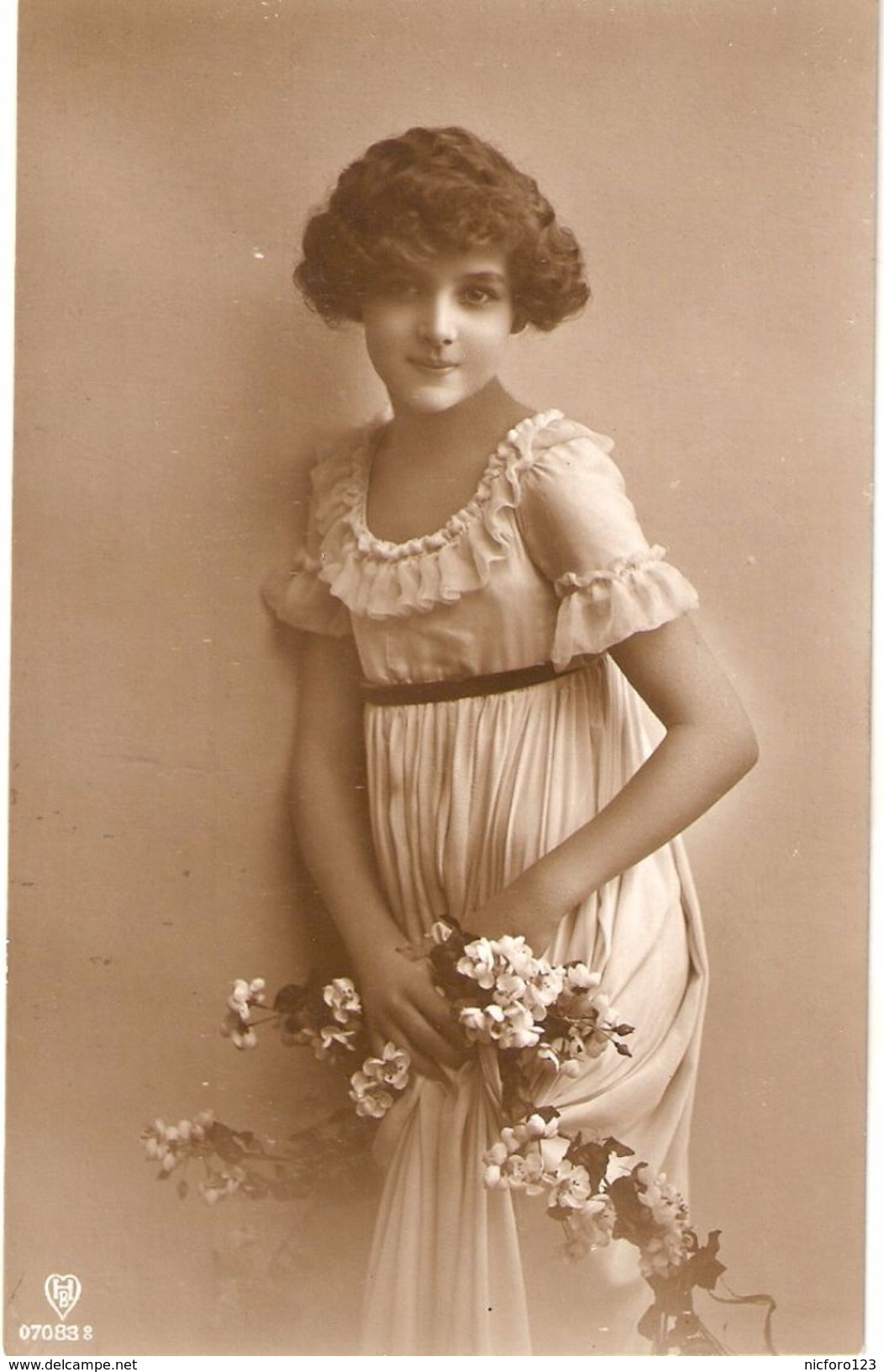 "Glamour. A Young Lady With Flowers" Nice Antiqu  Postcard - Mujeres