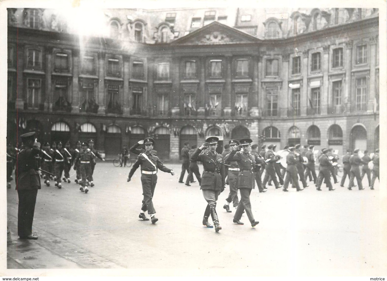 LIBÉRATION DE PARIS 1944 - Soldats Américains,place Vendôme (photo Parnotte  Format 17,5 X 12,7 Cm) - Guerre, Militaire