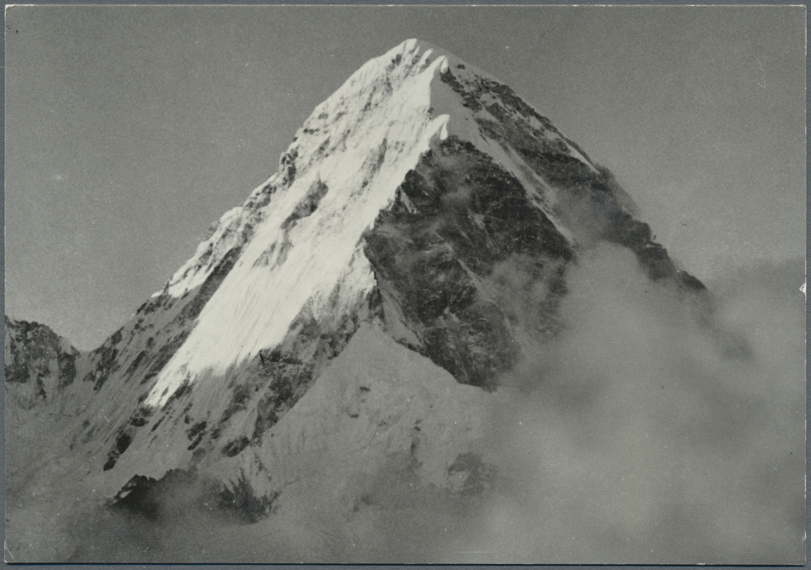 Br Thematik: Bergsteigen / Mountaineering: 1960/1968. Lot von 4 versch. Foto-Ak "Dhaulagiri 8222 m", "Pumo RI 7145 m", "