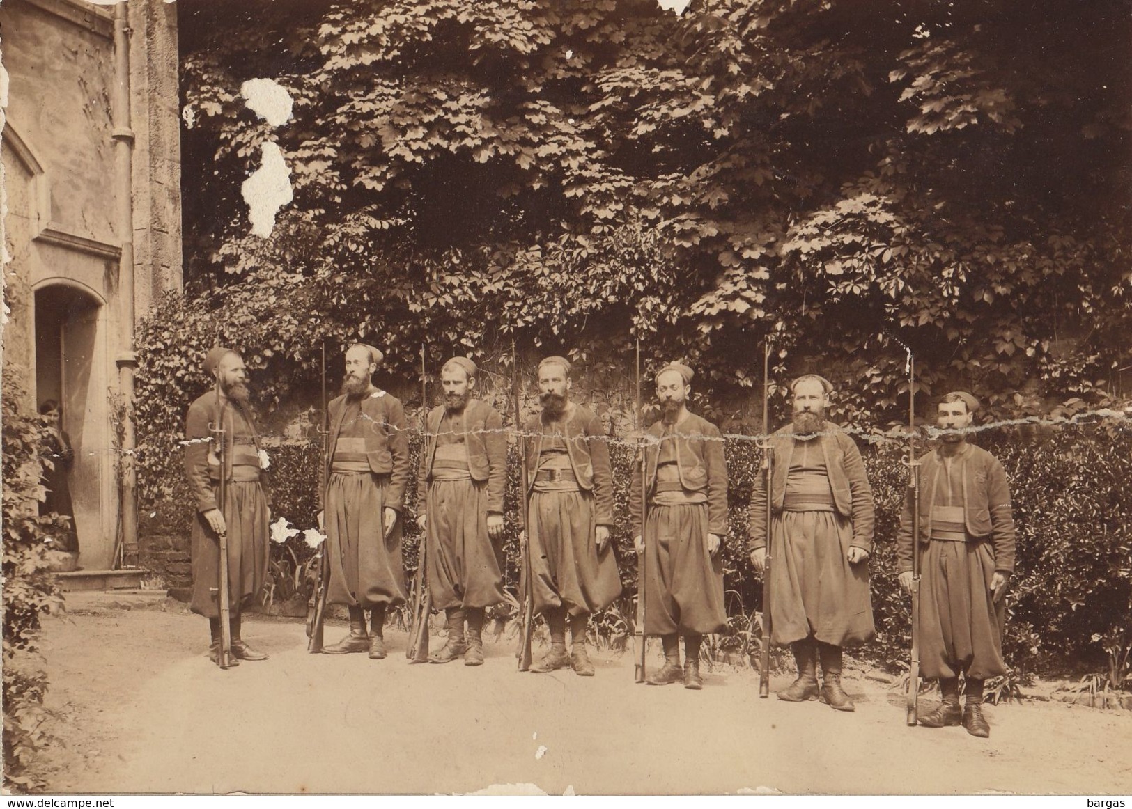 Photo Militaire Sur Carton Les Zouaves Du 2è Bataillon De Garde - Guerre, Militaire