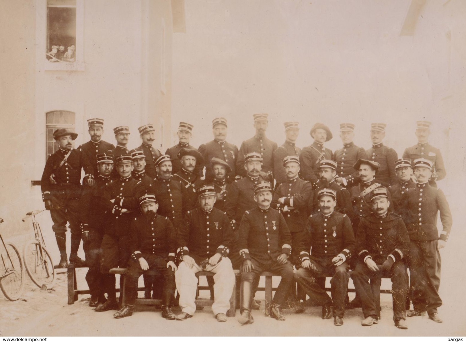 Photo Sur Carton Du 14èm Bataillon De Chasseurs Alpins Officier Vers 1897 - Guerre, Militaire