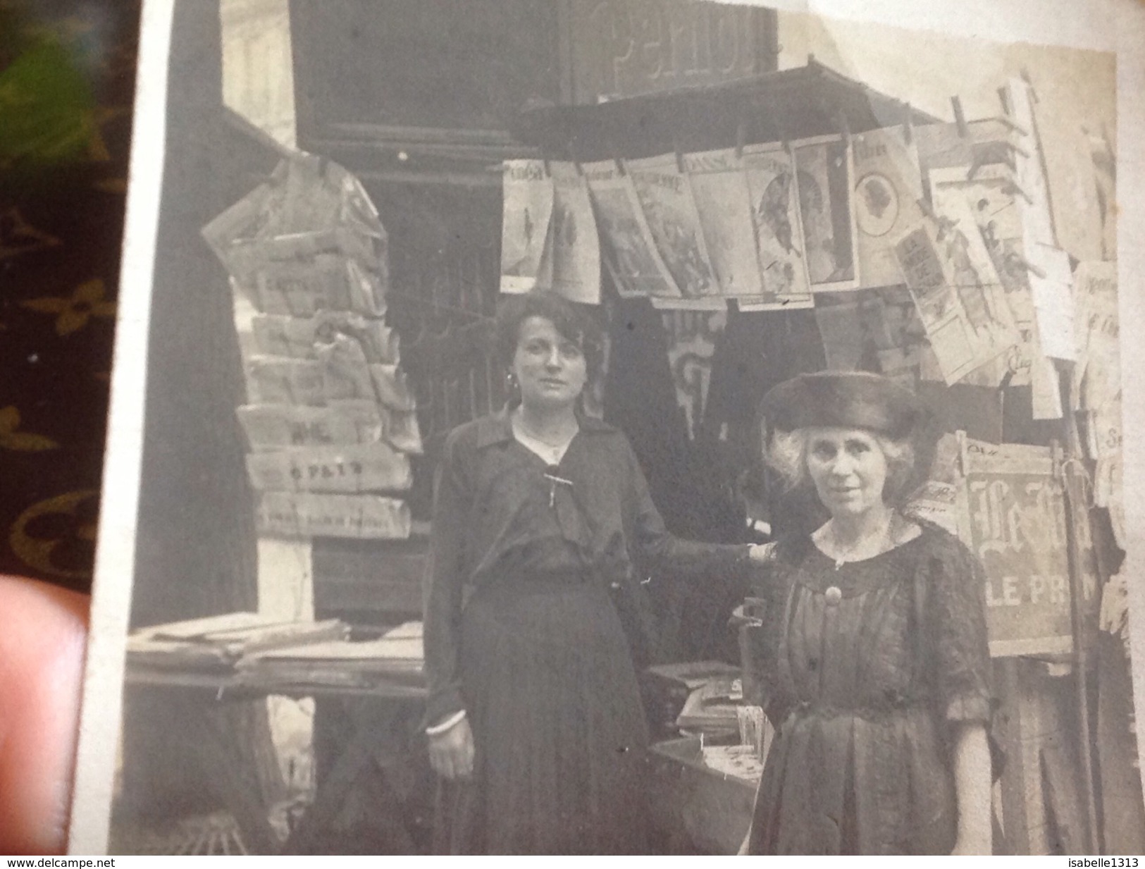 Photo Noir Et Blanc Photo Cartes Devant Magasin Commerces Journaux Femme - Personnes Anonymes