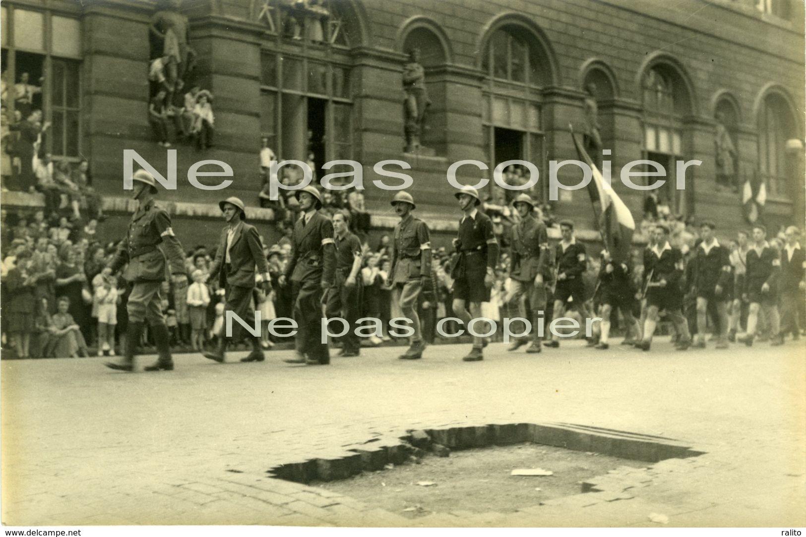 LIBERATION PARIS FFI Rue De RIVOLI Défilé Le 26 Août 1944 WWII - Guerre, Militaire