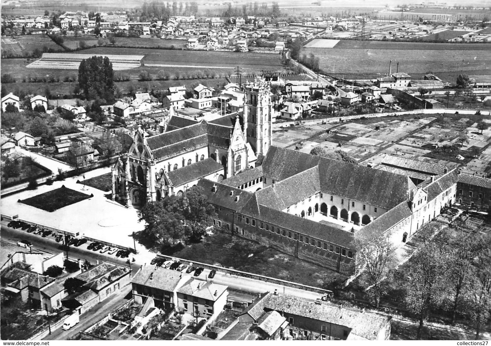 01-BOURG-EN-BRESSE- EGLISE ET MONASTERE DE BROU  VUE AERIENNE - Brou Church