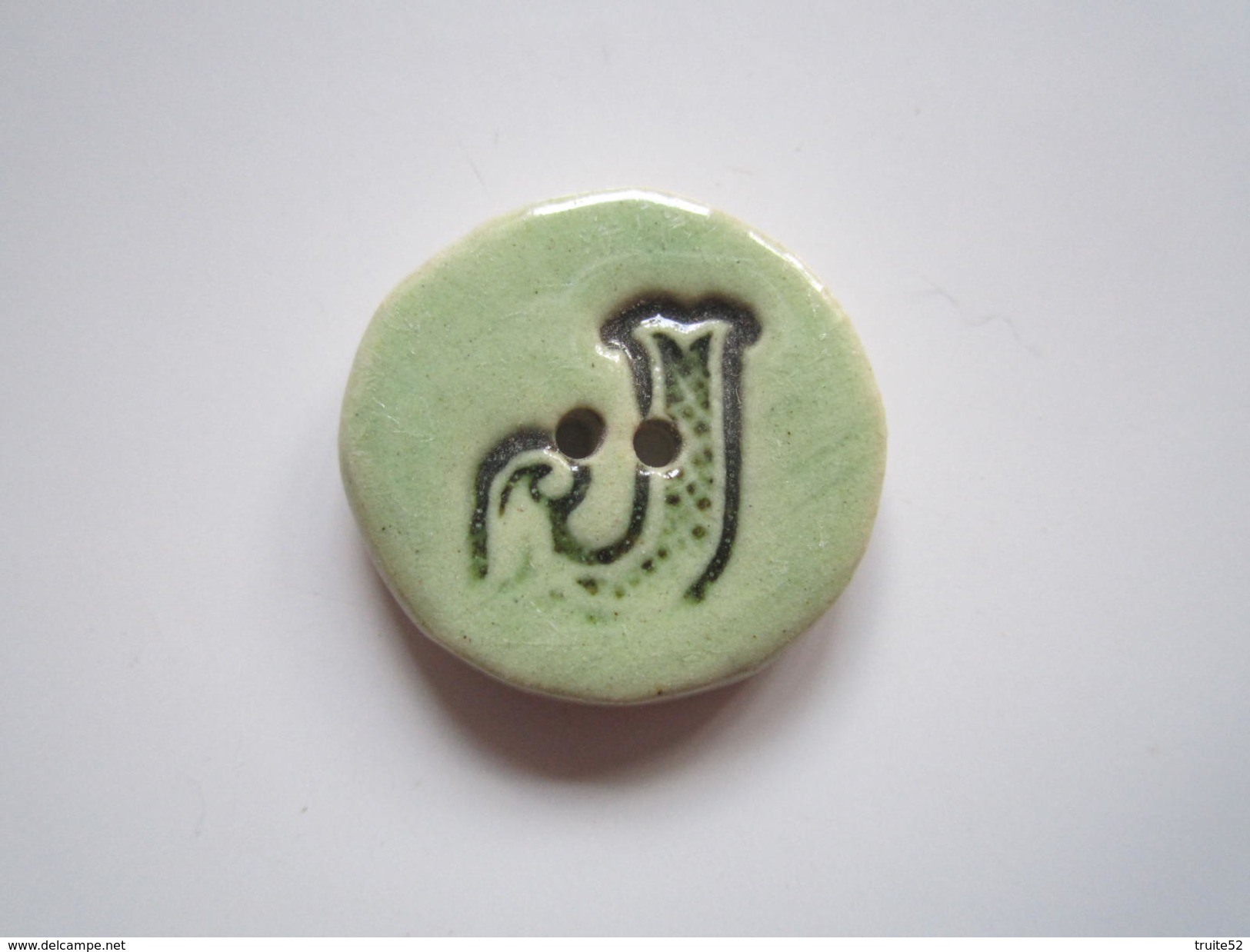 BOUTON LETTRE J Porcelaine ? Faience ? Ou Autre ? Diamètre 20 Mm Environs - Buttons