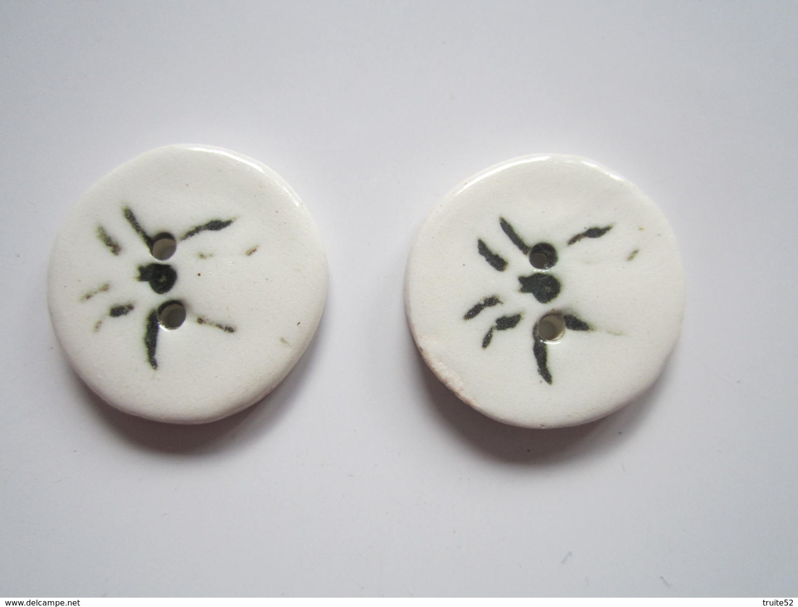 2 BOUTONS ARAIGNEE Porcelaine ? Faience ? Ou Autre ? Diamètre 20 Mm Environs - Buttons