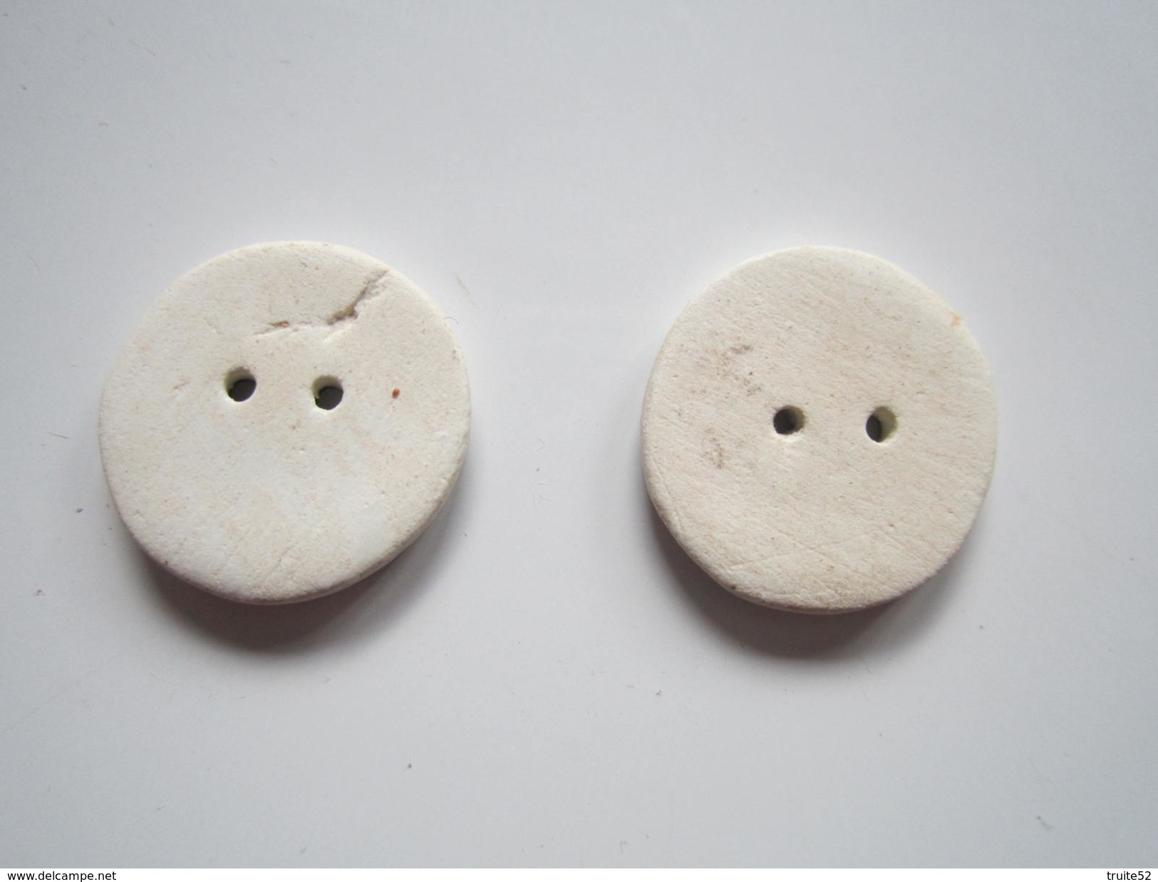 2 BOUTONS ARAIGNEE Porcelaine ? Faience ? Ou Autre ? Diamètre 20 Mm Environs - Buttons